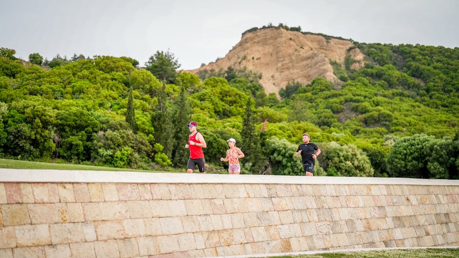Documentos legales y financieros en una mesa de reunión