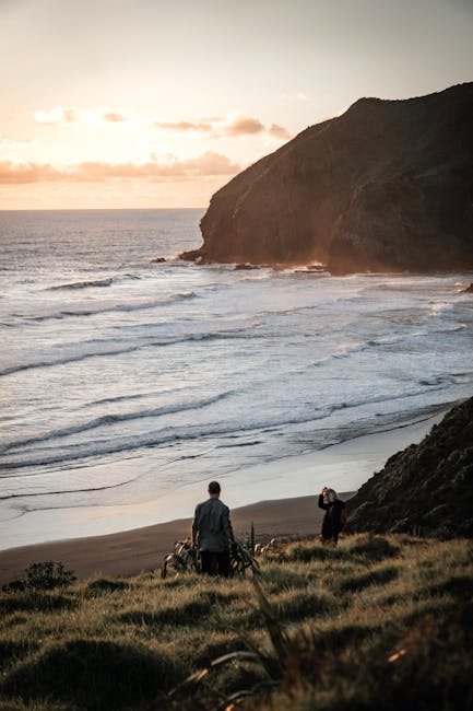 Primer plano de manos analizando un documento legal